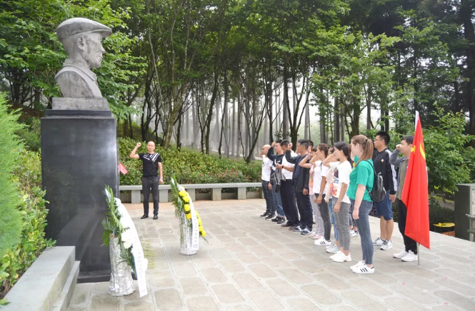 中共保山安利醫(yī)院有限責(zé)任公司支部委員會開展“不忘初心，牢記使命”愛國主義專題教育活動