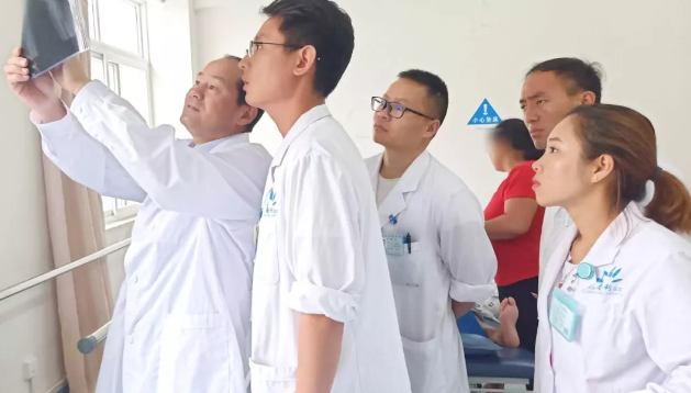 云南省康復(fù)三級體系項(xiàng)目中心葉斌團(tuán)隊(duì)到保山安利醫(yī)院進(jìn)行學(xué)科建設(shè)、業(yè)務(wù)指導(dǎo)及板橋中心衛(wèi)生院示范單位評審驗(yàn)收并授牌
