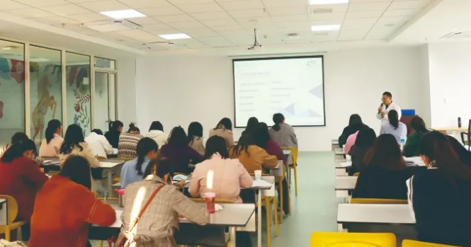 2020年度云南省職業(yè)院校素質(zhì)提高計劃項(xiàng)目“1+×證書制度試點(diǎn)院校教師培訓(xùn)幼兒照護(hù)培訓(xùn)班”分會場在我院順利舉辦