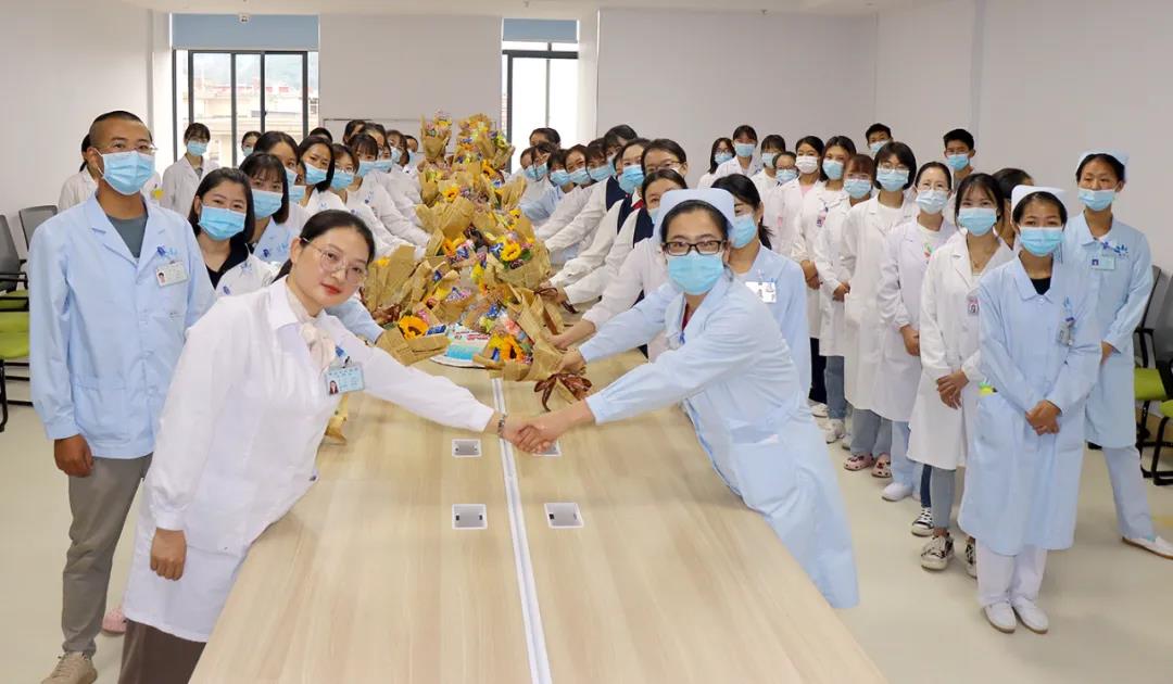 【保山安利醫(yī)院】雙節(jié)同慶，用祝福和鮮花感謝默默付出的治療師和教師們