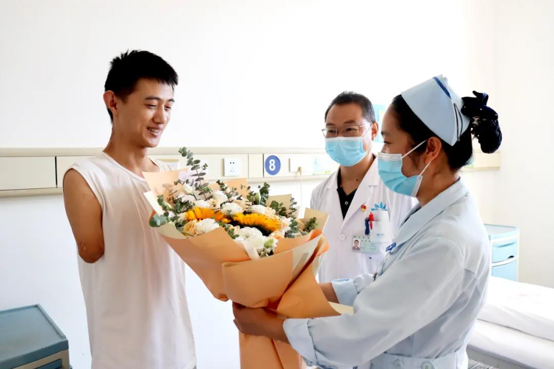 【保山安利醫(yī)院】雖然失去了雙臂，但他用堅強(qiáng)、樂觀的態(tài)度讓生活充滿陽光！