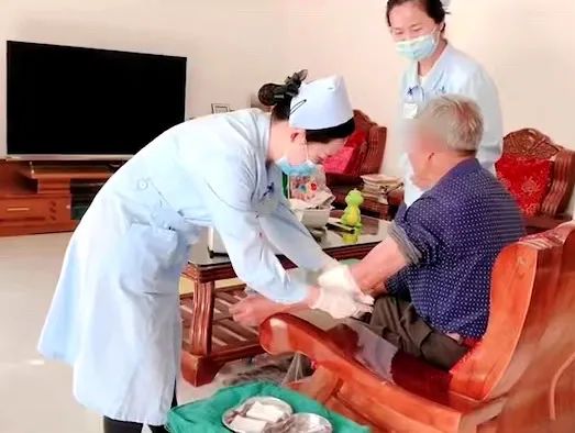 【保山安利醫(yī)院】82歲爺爺與老伴居家，在院手術(shù)后換藥不便，居家護(hù)理上門(mén)服務(wù)解難題
