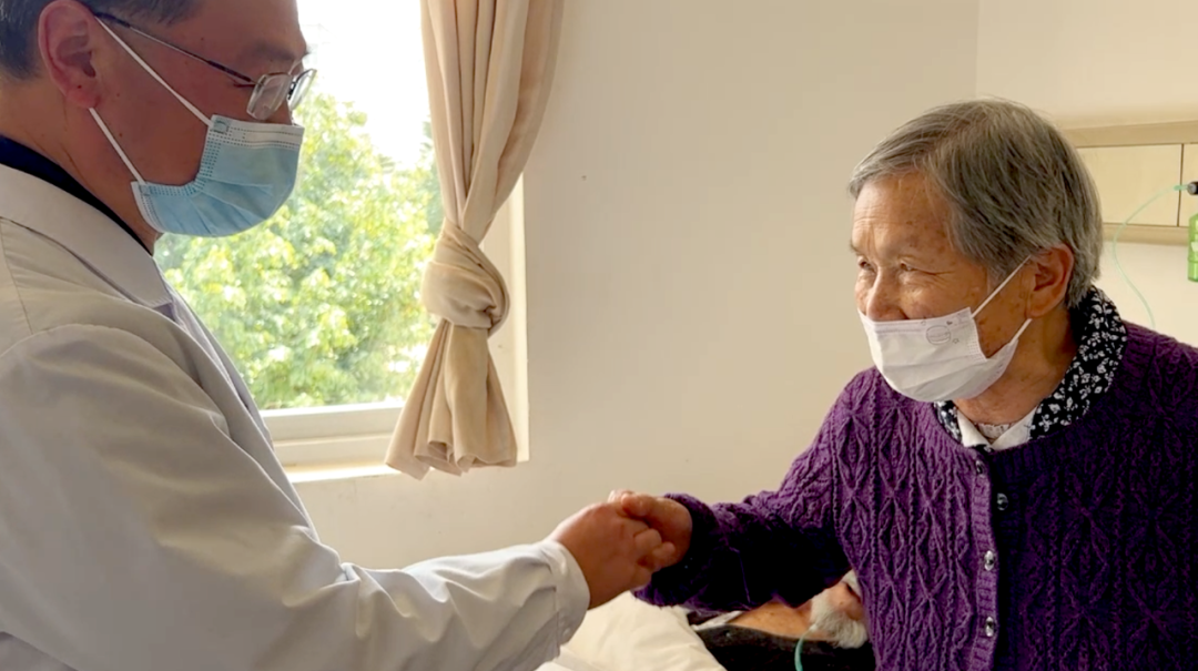 【保山安利醫(yī)院】百歲老人15年后再次到院做手術(shù)，老伴深表謝意“感謝你們給了他第二次生命”！