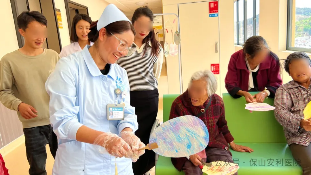 保山安利醫(yī)院腫瘤科開展“漆扇寄溫情，科學(xué)防癌護(hù)健康”主題活動