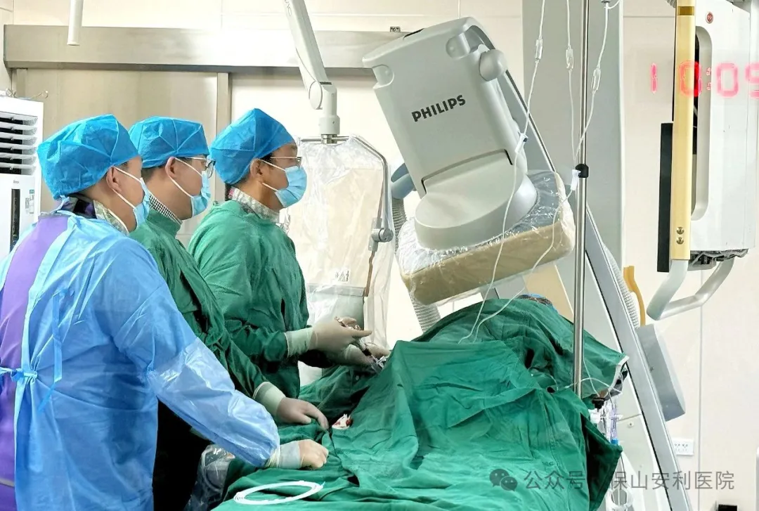 【生死時(shí)速】從胸痛到血管開(kāi)通僅60分鐘！遠(yuǎn)端橈動(dòng)脈入路實(shí)現(xiàn)“針孔里的救命術(shù)”